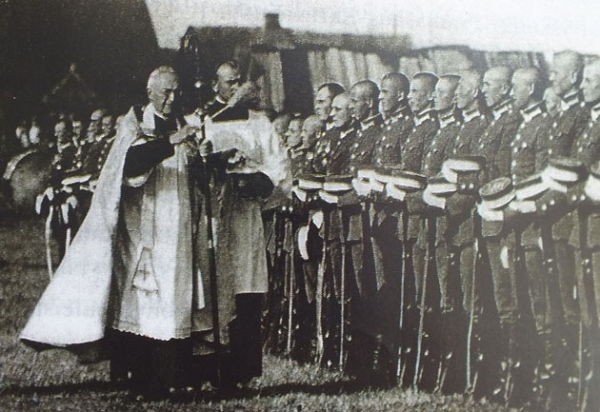 Kapelionas V. Mironas šventina karius